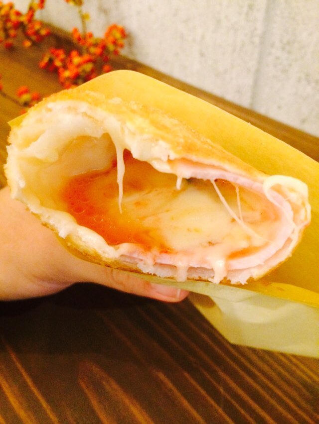iikoeeee's tweet photo. 国際のドンキの裏通りに最近OPENしたお店✨揚げピザ専門店でボリュームもあり雰囲気も良��て店員さんも面白いので是非( ´Д`✨ #プロッシュットコット#オーガニックシチリアンレモンソーダ #カッサータ どれも絶品❗️✨♩ https://t.co/8IwTwHlWOj