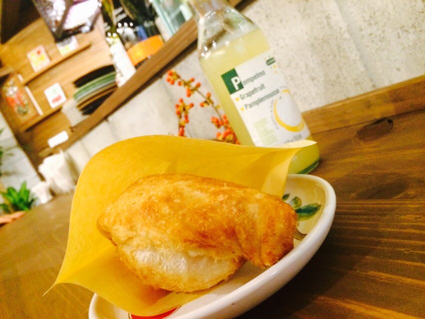 iikoeeee's tweet photo. 国際のドンキの裏通りに最近OPENしたお店✨揚げピザ専門店でボリュームもあり雰囲気も良��て店員さんも面白いので是非( ´Д`✨ #プロッシュットコット#オーガニックシチリアンレモンソーダ #カッサータ どれも絶品❗️✨♩ https://t.co/8IwTwHlWOj