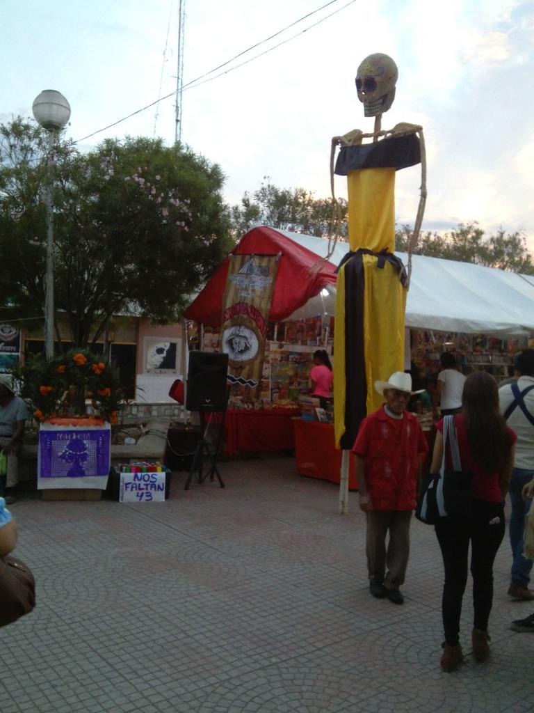 iYazTQ1's tweet photo. #Xantolo2015 #DiaDeMuertos tradicion en Mexico SLP https://t.co/OJ5TfMIqAQ