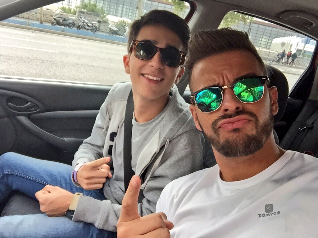 CristianATM's tweet photo. Venga @Manu_LB_ que nosotros esperamos a q te atiendan en 2017 en renfe 😂😂😂😂 @CarlitosMartne1 https://t.co/kcicSm12Vn