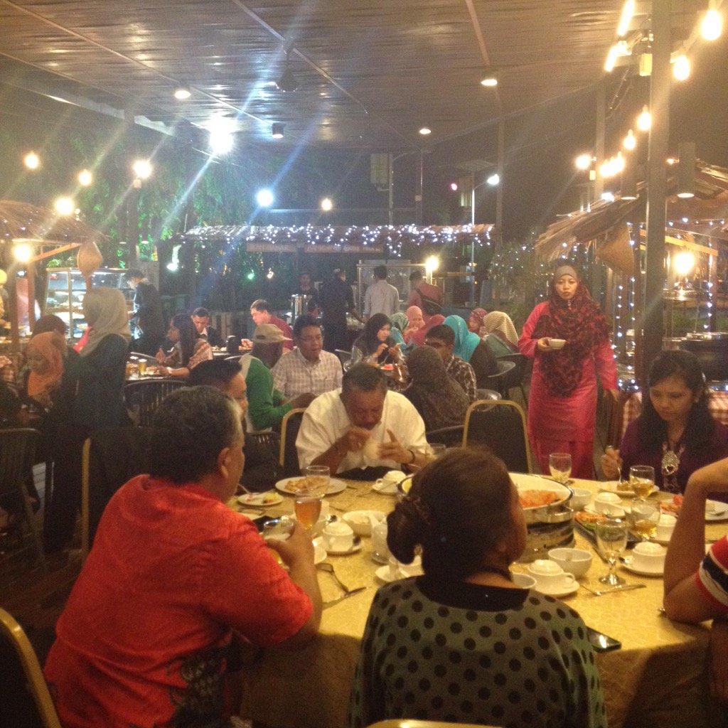 hotourKBM's tweet photo. Para VIP sedang menjamu selera bersama peserta HTC'15 https://t.co/ap2aTQx3HU