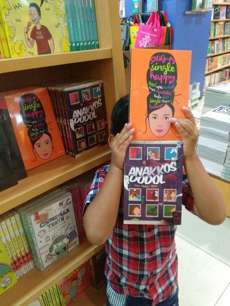 dewirieka's tweet photo. Sudah baca #akdhoror & #singpy blom? Kalau sudah, kamu keren :D https://t.co/OYBvI3XfEI