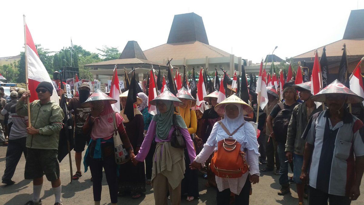 PrintWoeloeng's tweet photo. Warga Pegunungan Kendeng, petani dan mahasiswa bersatu di PTUN Semarang, menanti putusan #MenjemputKeadilan #Kendeng https://t.co/1jg17BCkN1