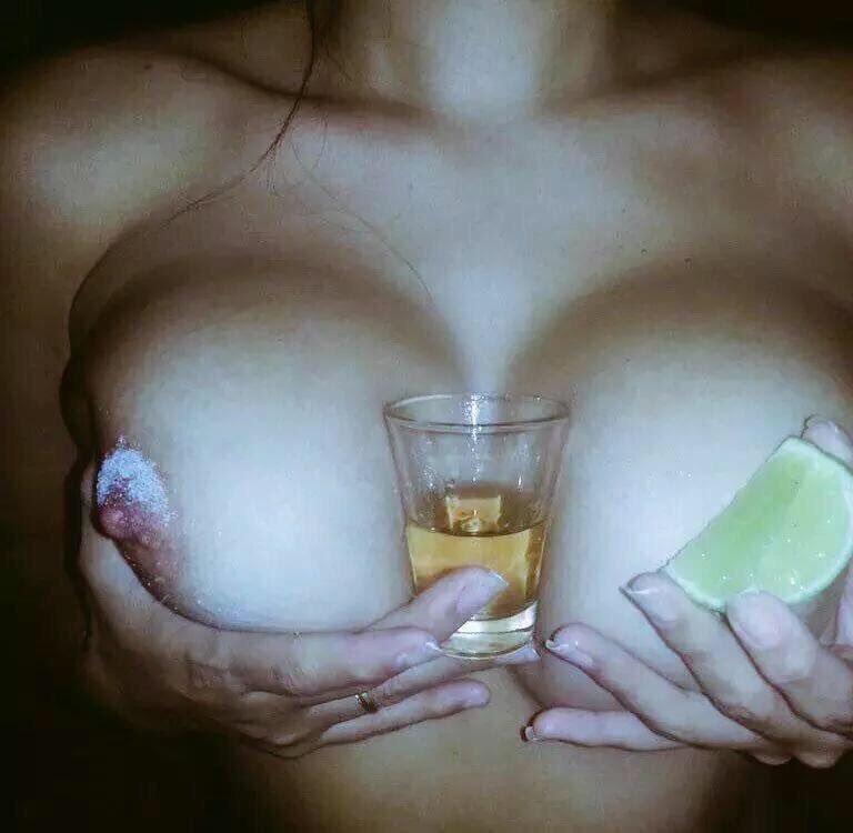 soycamilamarin's tweet photo. ¡¡¡Qué rico un tequilita, delicioso!!!😍 https://t.co/MT7v2VfNi6
