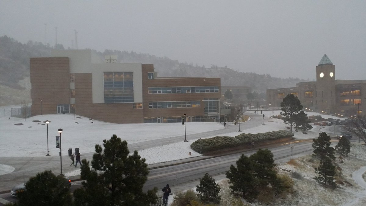 UCCS_Prepared's tweet photo. 4:15pm A mix of snow, sleet, and graupel are starting to accumulate on some surfaces. Dress warm if headed out #UCCS https://t.co/wsfa3pBOFQ