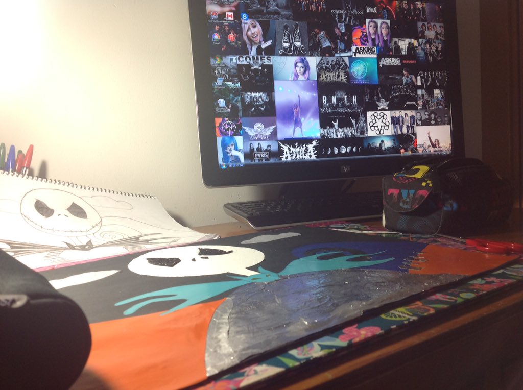 bushiiddo's tweet photo. Vaya kk de lunes.Aún finalizando el proyecto de plástica #artsandcrafts #computer #ledamuir #bands #JackSkellington https://t.co/XfTJS68yS2