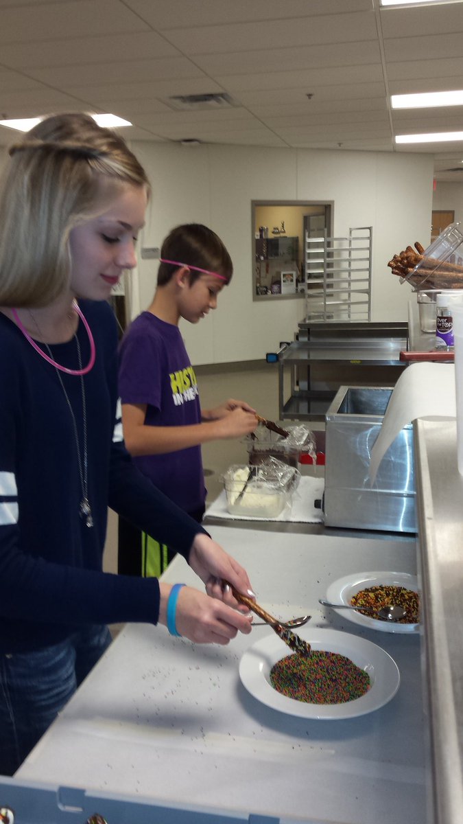 brysev85's tweet photo. Guests and staff, fun with food @KStateOlathe #saltysweetcrunchy #makeyouown #tastyfood https://t.co/V2AfVCCQNI