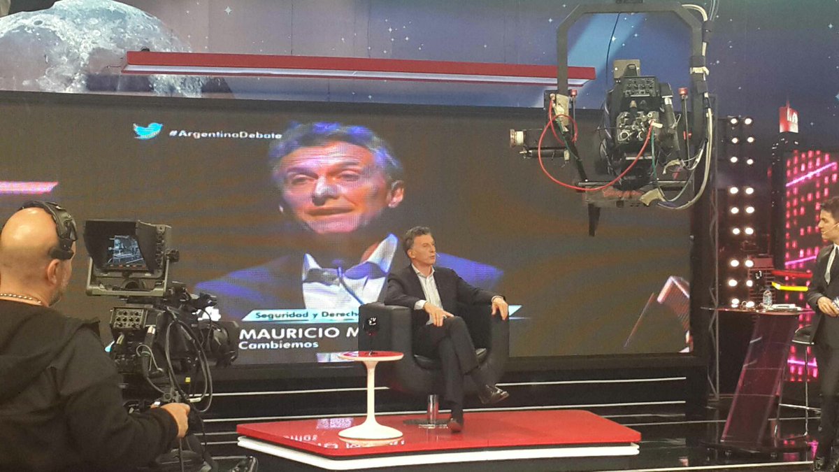mauriciomacri's tweet photo. A partir del 10 de diciembre hay un solo equipo y se llama "los que queremos que a la Argentina le vaya mejor". https://t.co/gv5iY3ST3K