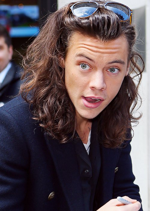 jooni3sdimpl3s's tweet photo. 6,500 languages in the world and not one can explain the amount of beauty this boy has

#MTVStars One Direction https://t.co/yfvLpkAzx7