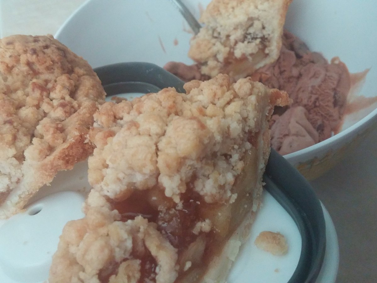 ALOHA_PELEFASA's tweet photo. What goes with dutch apple pie? wait for it......wait for it......BOOM! grand chocolate ice cream have a great day https://t.co/ncneNpzGRk