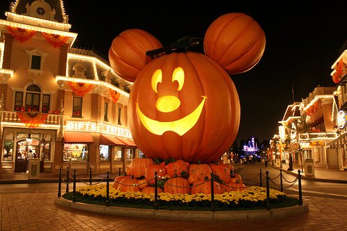 HardCoreDisney's tweet image. Disney Familia Celebrate the Fall at Walt Disney World ow.ly/37Y95j