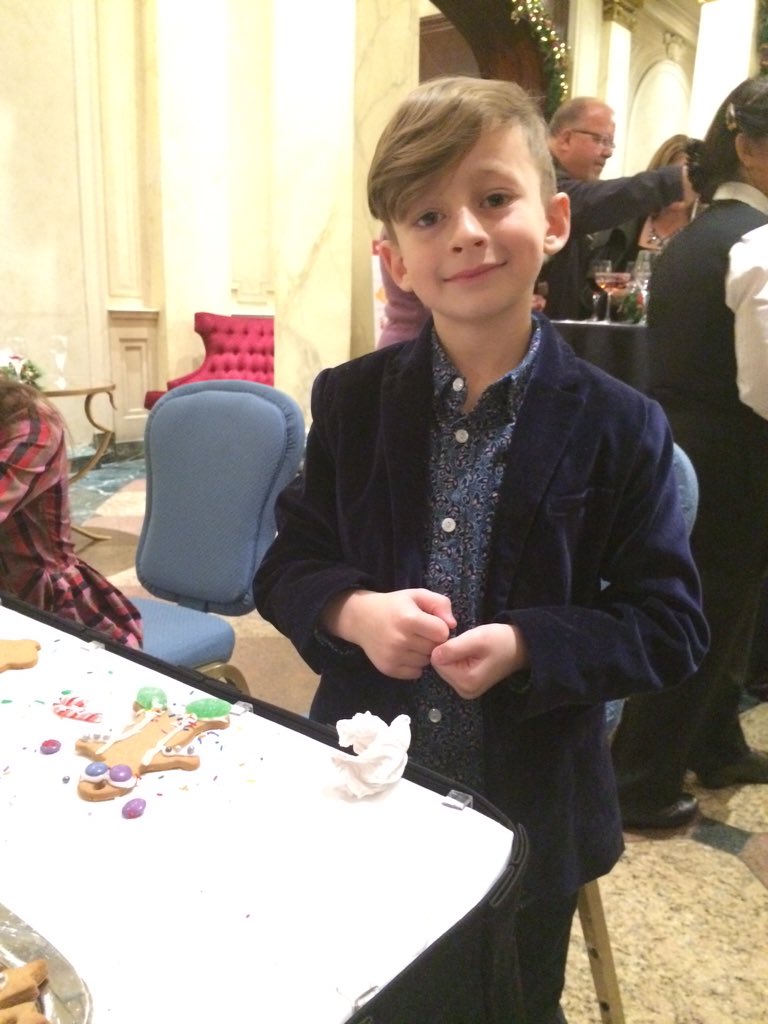 RMHevents's tweet image. Decorating cookies with #llcook @PalliserTreeofHope