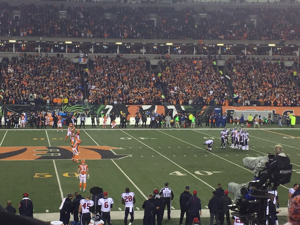 bradtmann's tweet photo. #MNF Kickoff https://t.co/jeKRhqH1WG