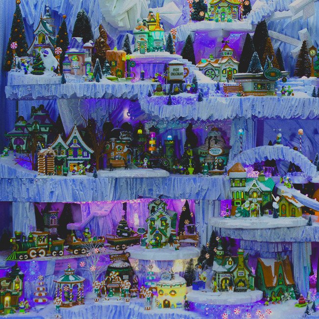 We absolutely love this set. What do you guys think? #ChristmasPalace