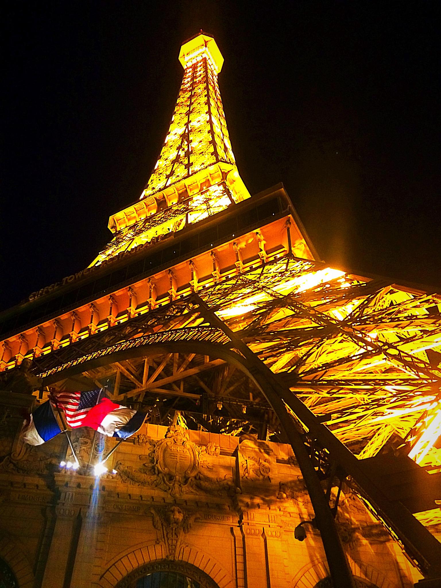 Paris Las Vegas on X: While our Eiffel Tower again lights up the