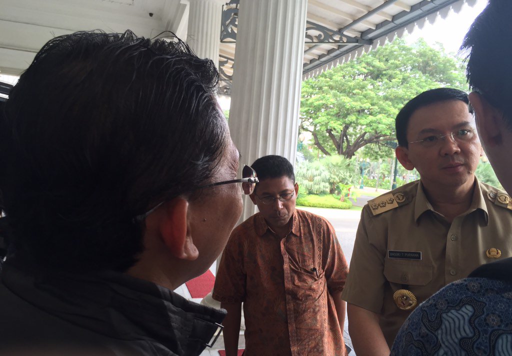A_Sugiarto2015's tweet photo. Tks pGub @basuki_btp terima @HackathonMDK 2.0 @Code4Nation &amp; @Q_Journal @cubeacon ke AsiaPacific ICT Award15 https://t.co/lwTE3D5tCN