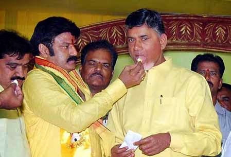updateap's tweet photo. మీరు న‌మ్మాలి..! జీవోలు చంద్ర‌బాబుకు తెలియ‌వు..? https://t.co/eh34BBEtwX  #chandrababu #boxite #visakha https://t.co/S4vIvIuOaG