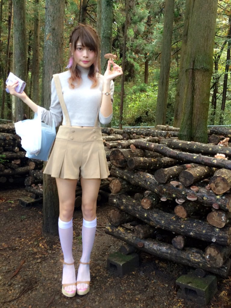 伊藤 真愛美 今日のエリンギはきのこコーデ O ポイントは 靴下です きのこの軸の部分をイメージしました エリンギみたいでしょ Girlsmedia きのこ狩り 食欲の秋 しいたけ 内沼きのこ園 今日のコーデ T Co C22s8tup8q