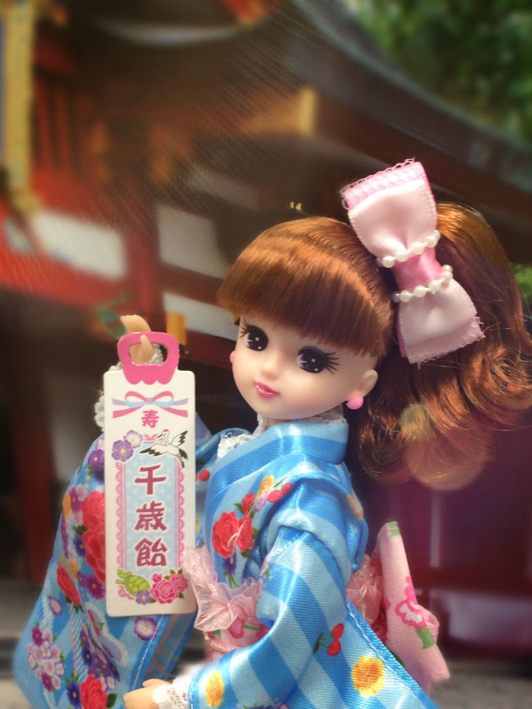 bonjour_licca's tweet photo. ボンジュール♪ 今日は #七五三 ね！リカはこの行事にはかかせない千歳飴が大好きなの♡ 成長と長寿の願いをこめ「長く伸びる」という縁起にあやかった素敵なスウィーツなんですって♪ #今日は何の日 https://t.co/PmCHxJA4rX