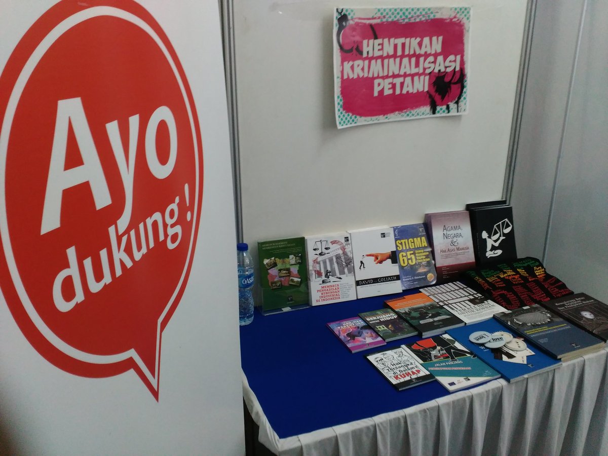 SimpulLBHJkt's tweet photo. Ada yg tertarik buku terbitan @LBH_Jakarta, yuk datang ke Atmajaya #FesMedAJI. Gratis buat kalian. #SupportLegalAid https://t.co/1KSHQaAAK7