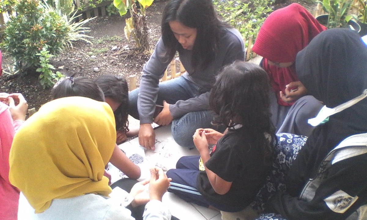 Sospol_EMUB's tweet photo. Foto kegiatan membuat kerajinan :) https://t.co/p6xrBk9CVF