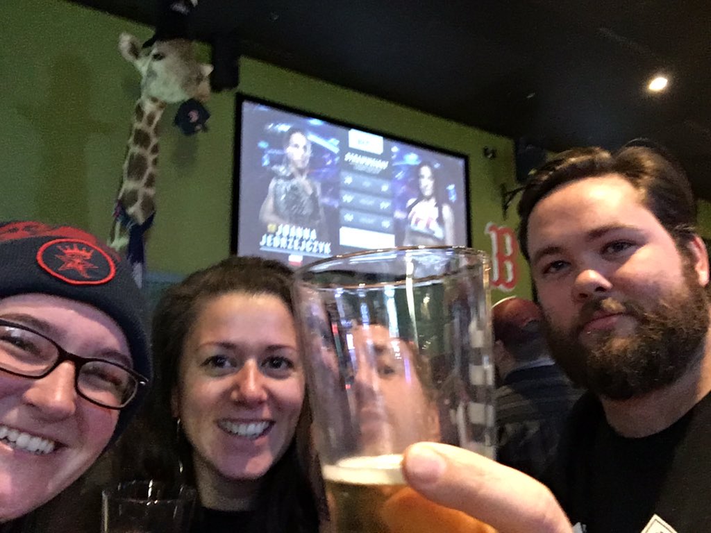 Liquid_Riot's tweet photo. @bingaswingas @ufc #riotlife giraffes and beer that is not craft... https://t.co/61jtdxd3Ke