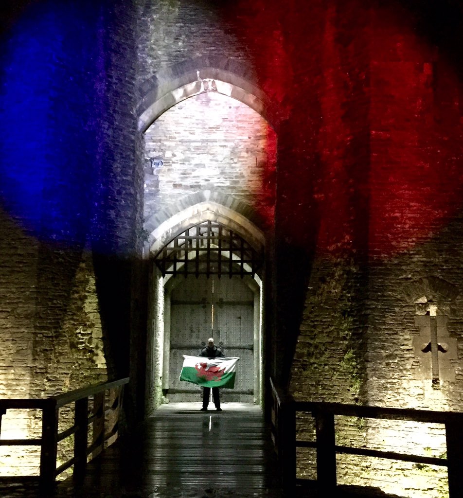 GouldSam's tweet image. I hope @Caerphilly_Cadw @cadwwales don't mind this time, turned #Caerphilly Castle Blue, White, Red #ParisAttacks 🇫🇷