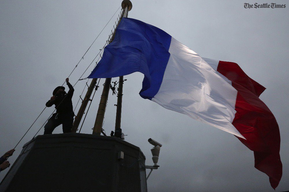 “<a href="/space_needle/">Space Needle</a>: #ThoughtsWithParis ”nice job guys!