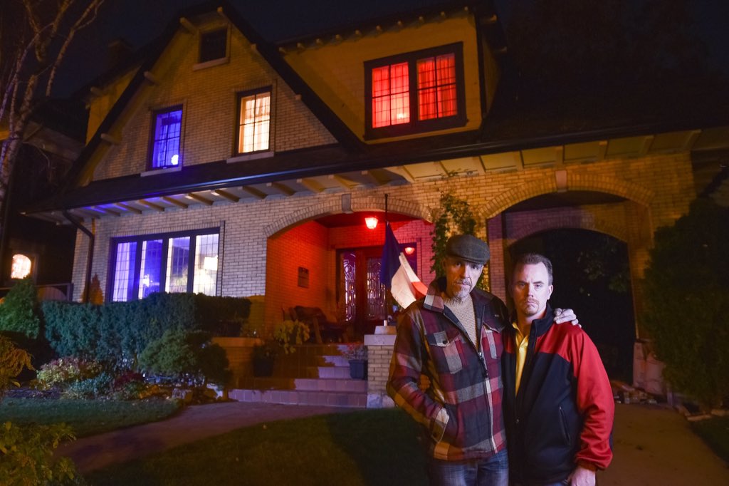 #HamOnt couple lights home in colors of French flag in tribute #HamOnt #France