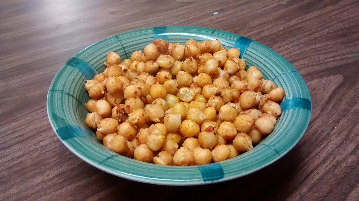 MichelleSobans's tweet photo. Oven roasted chick peas! Delicious and nutrient dense - full of protein and fiber! :) @UWmerrynTA #URwhatUtwEat https://t.co/JqoXBWJvDN