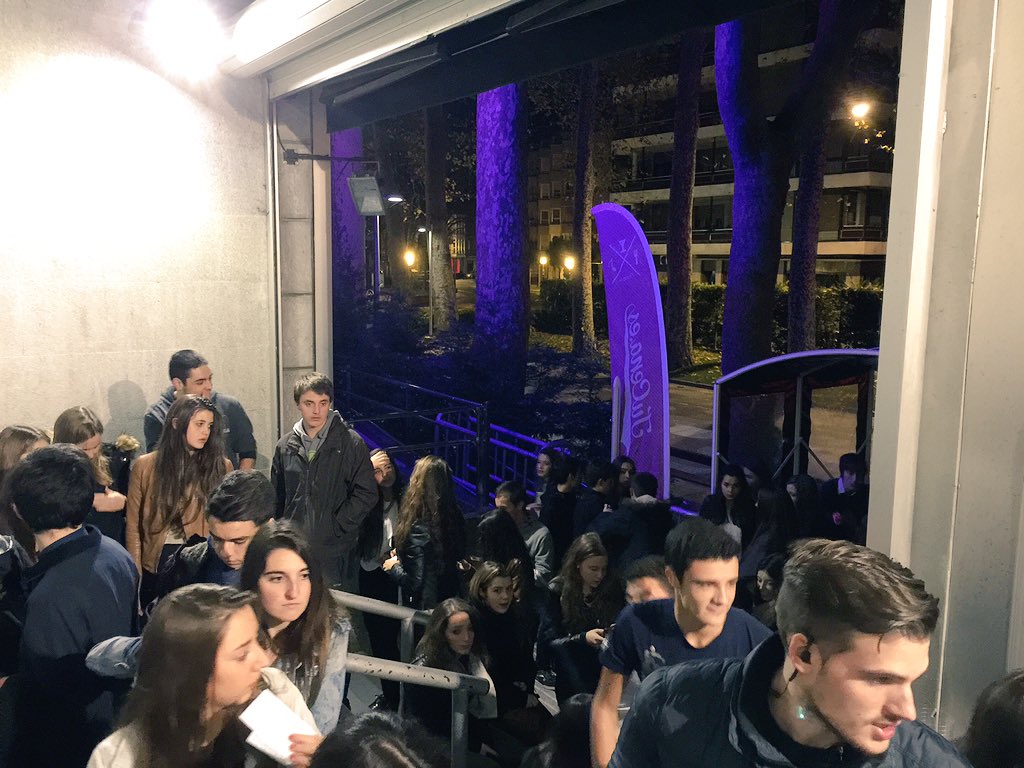 BachelorSession's tweet photo. Acabamos de abrir y... ¡YA ESTÁ LLENA LA PUERTA! #BachelorVitoria #tucenaesCOOL https://t.co/ue9ulyUIE7