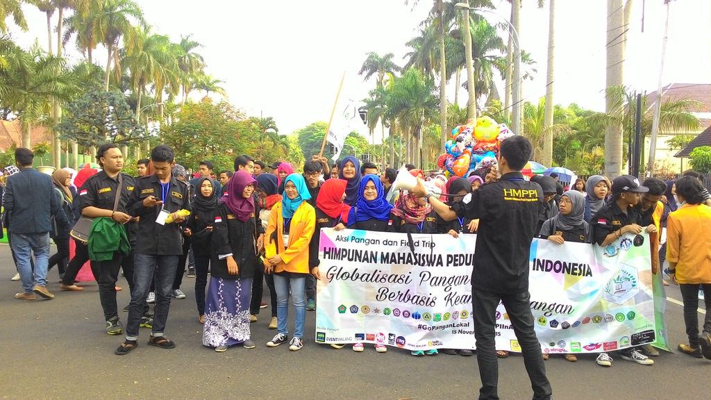 HimalogistaUB's tweet photo. Selamat pagi! Skrg HMPPI lagi aksi pangan nih di CFD! Kita bagi bagi produk pangan lokal loh! Yuk gabung :D #AM https://t.co/YueQNDaHp4