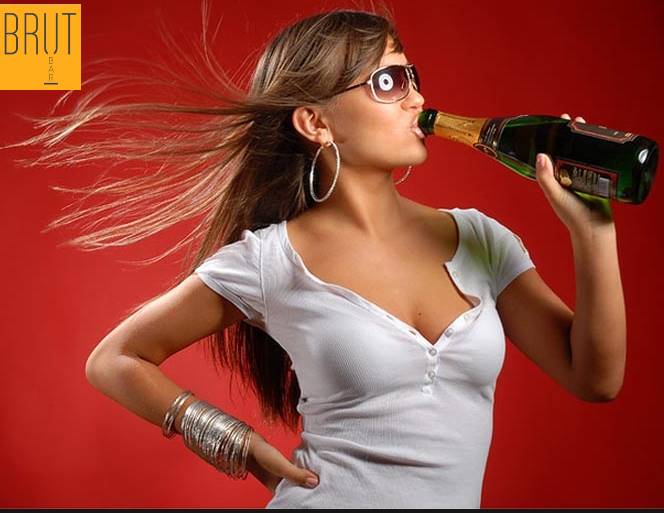 BAR_Brut_MOSCOW's tweet photo. Когда очень хочется, а искать бокалы нет времени ;-)  #barbrut #champanskoe https://t.co/uu9kFhGmQC