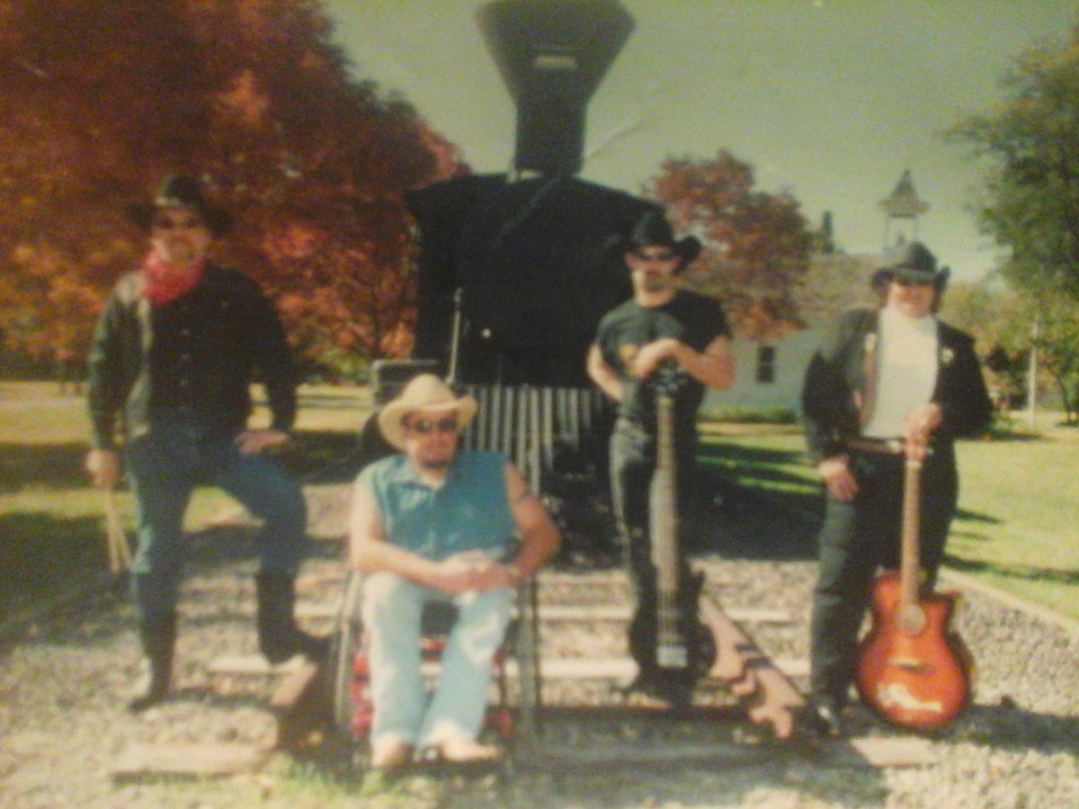 MikeMerrill14's tweet photo. Back in 2005 when I was in the Je'ne West and the Northern Creek Band https://t.co/wTpNSREVDE