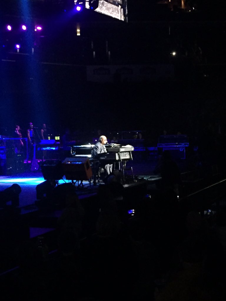 TeeTaylorMade's tweet photo. So appropriate #StevieWonder starts concert w/ love in need #ParisAttacks #Paris #songsinkeyoflife https://t.co/gymsWqTg4O