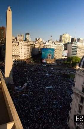 50.000 personas en el obelisco, autoconvocadas para defender a Scioli. Sin micros, sin choripanes. No la viste en TN