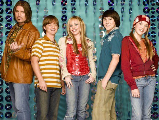 crazylifefacts_'s tweet photo. Your squad freshman year vs senior year https://t.co/l47SGYitUE