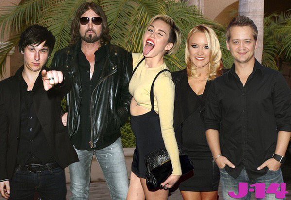 crazylifefacts_'s tweet photo. Your squad freshman year vs senior year https://t.co/l47SGYitUE