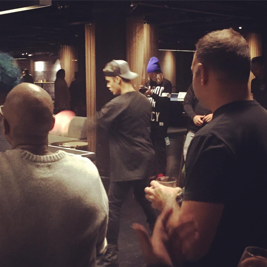 biebersmaniabr's tweet image. Ele ama ping-pong! Justin no club SPiN, em Nova Iorque - (14/11).

#MTVStars Justin Bieber