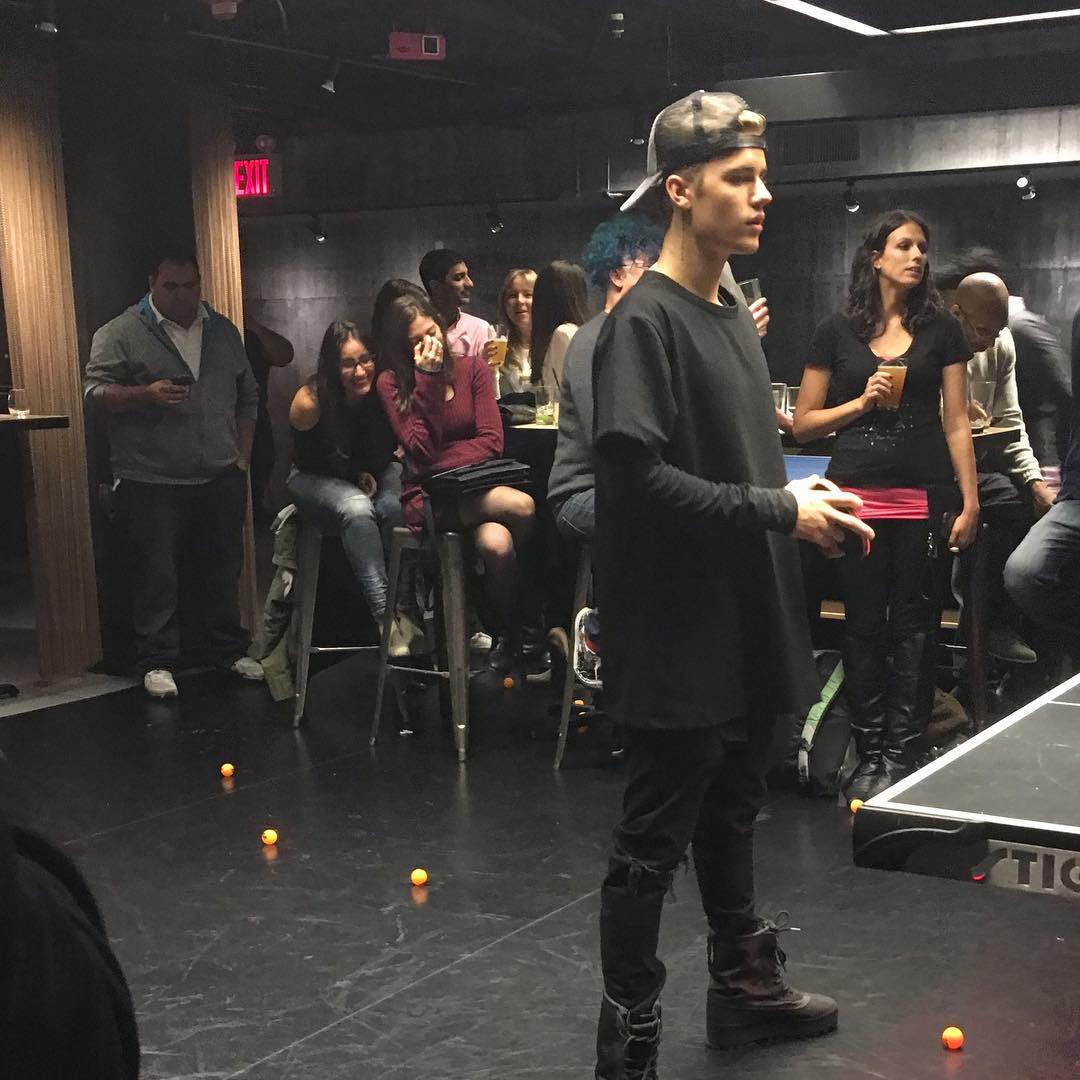 biebersmaniabr's tweet image. Ele ama ping-pong! Justin no club SPiN, em Nova Iorque - (14/11).

#MTVStars Justin Bieber