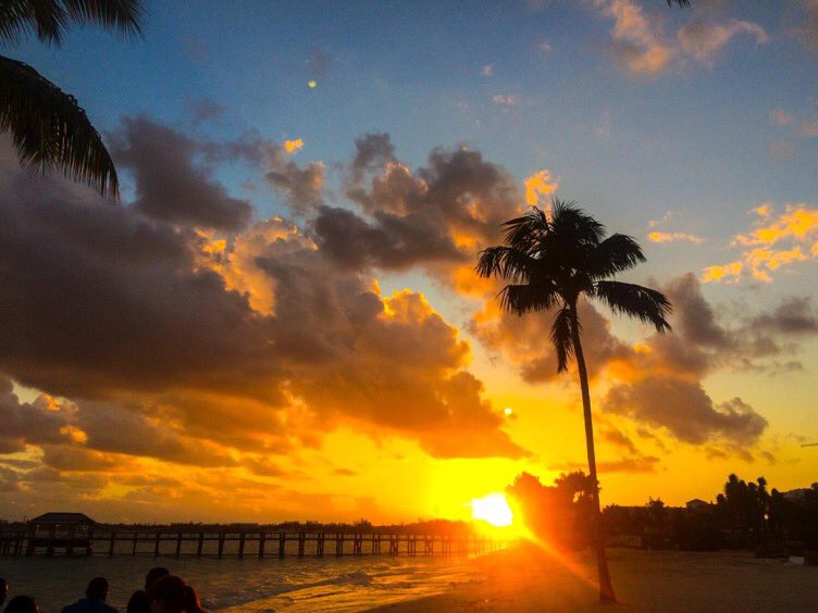 sunsetbattle's tweet image. Bahamas sunset from @BahaMarResorts the Carribean Riviera. This place is awesome! #1stgenmillclub