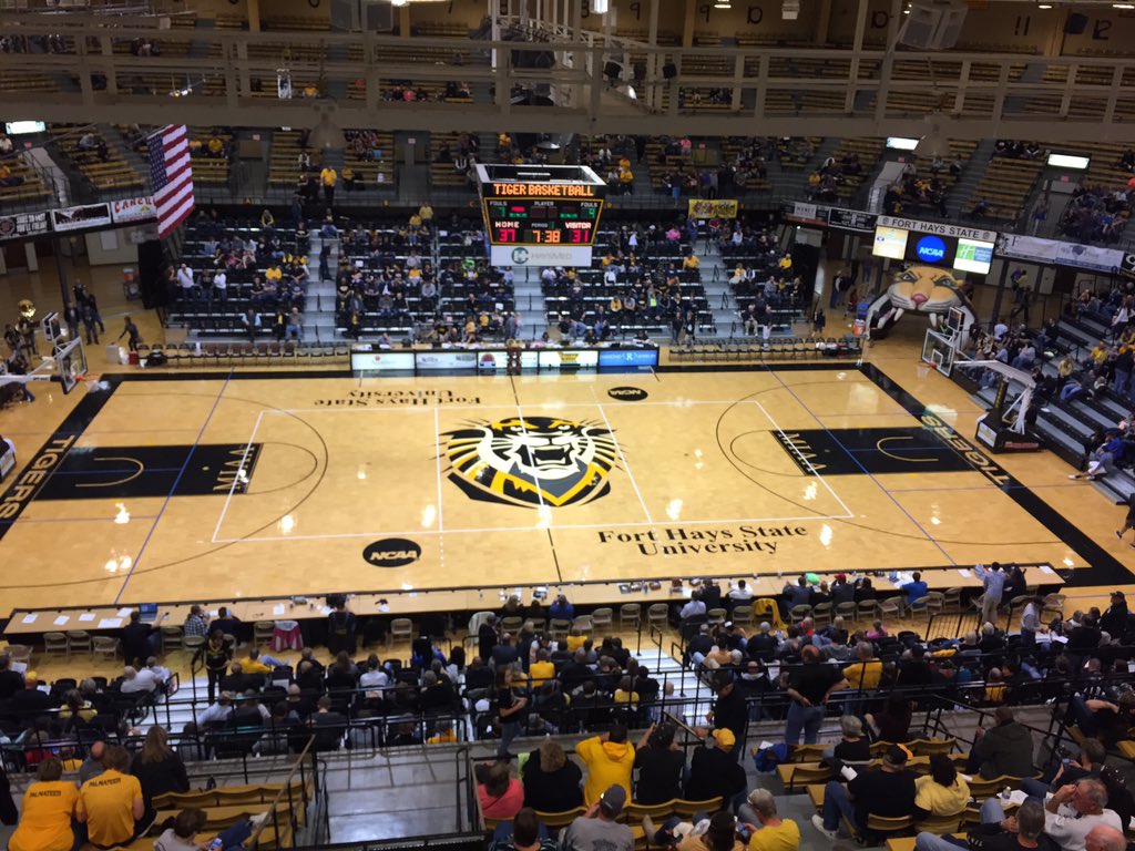 TigerMediaNet's tweet photo. 37-31 @fhsutigerhoops over SW Minnesota at Gross. #roartigers #tigermedianet https://t.co/95SpQ292yJ