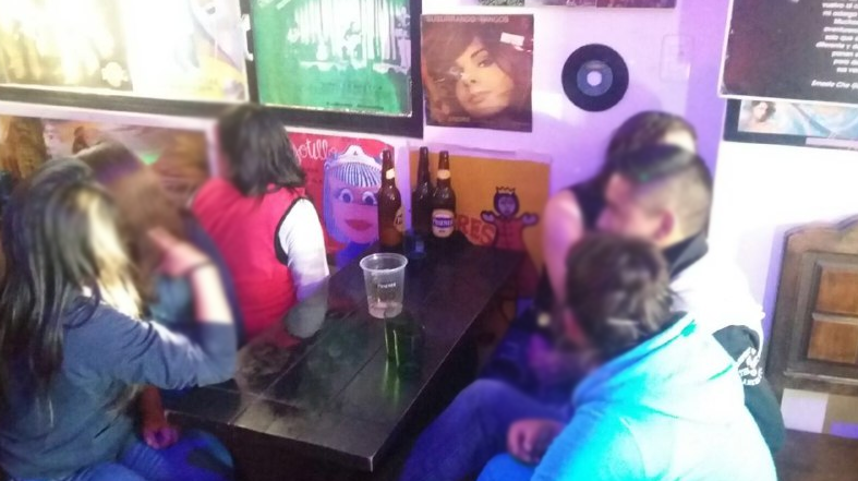 MinGobiernoEc's tweet photo. Mediante denuncia @PoliciaEcuador #DistPillaro en fiesta clandestina caída. Se encontró 13 menores, alcohol y drogas https://t.co/1OofDLsfts