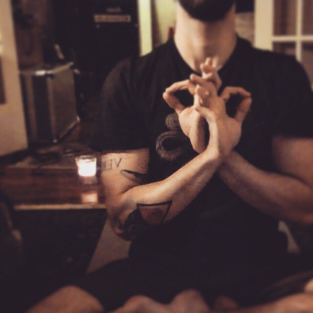 MisterMackO's tweet photo. Almost halfway! Day 14 of @pranayogaschool #30daychallenge #yogaeverydamnday https://t.co/4crTngWmo0