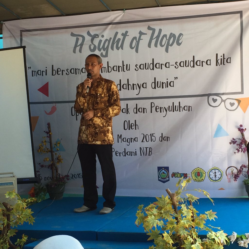 Sambutan dan pembukaan kegiatan Magna Charity oleh dr. Hamsu Kadriyan, SpTHT-KL, M.Kes selaku Dekan FK Unram 2015