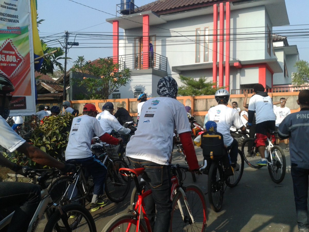 Badecreative's tweet photo. Bade Creative Dokumentasi Acara Family Fun Bike 15 November 2015 #badecreative #FamilyFunBike2015 https://t.co/XZbJdBv7Oy