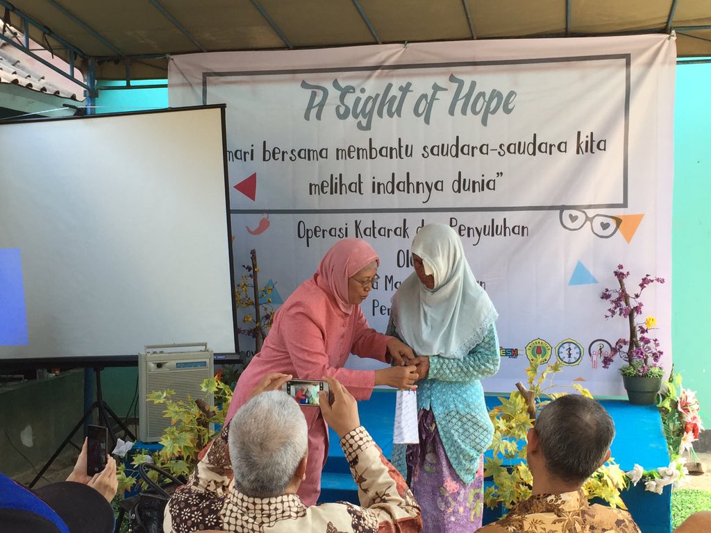 Simbolis untuk peserta Operasi Katarak oleh dr. Nurhandini Eka Dewi, SpA - Kepala Dinas Kesehatan Lombok Tengah