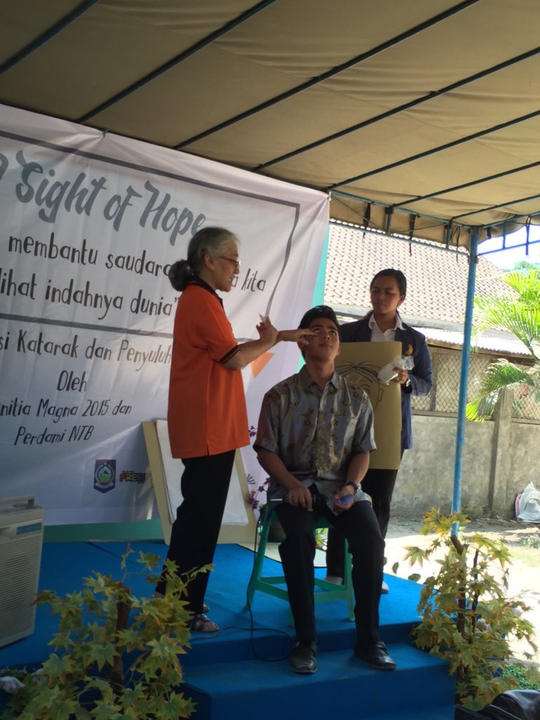 MagnaFKUnram's tweet photo. Penyuluhan yang sangat menarik mengenai Katarak oleh dr. Siti Farida, SpM (K). #MagnaCharity #FKUnram #2015 https://t.co/XUXKfc2WxE