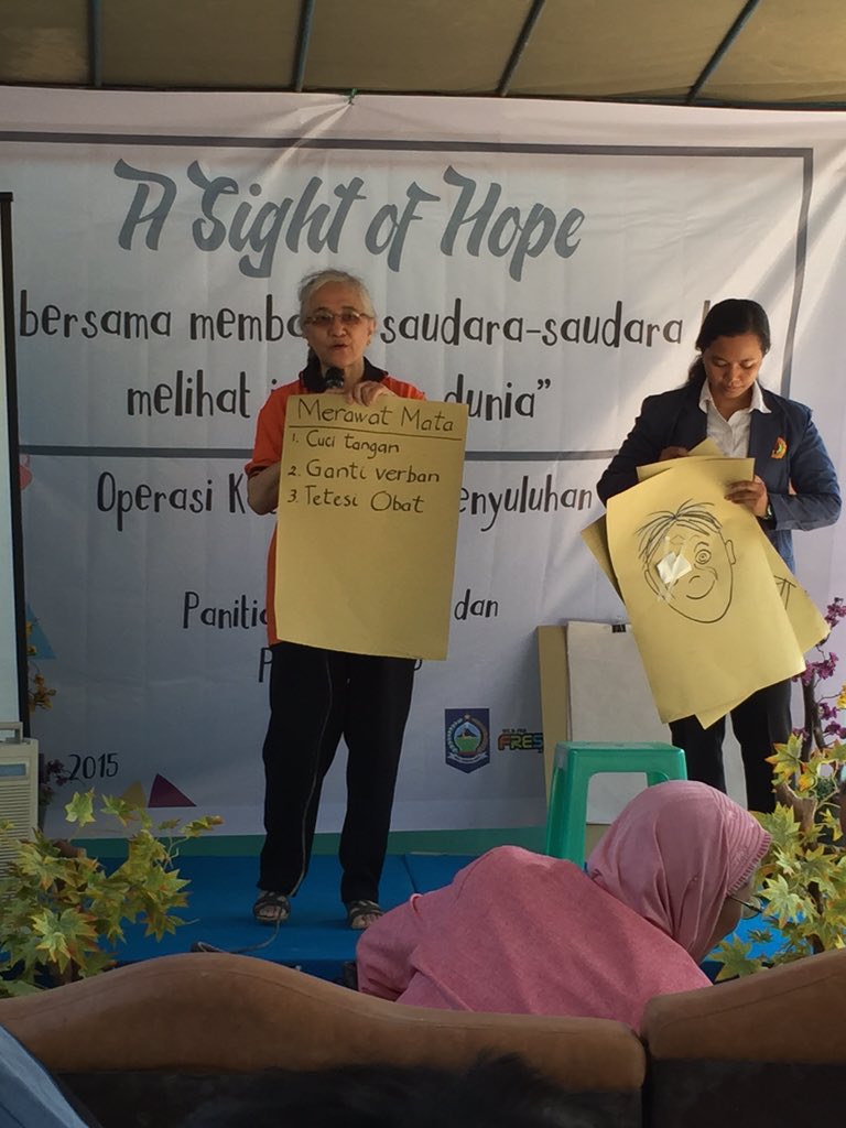 Penyuluhan yang sangat menarik mengenai Katarak oleh dr. Siti Farida, SpM (K). #MagnaCharity #FKUnram #2015