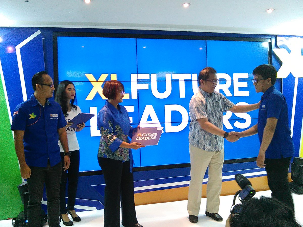 XLFutureLeaders's tweet photo. Salah satu puncak acara di #XLFL National Conference hari ini: Graduation Batch 2 https://t.co/FqXaJ6RDVX